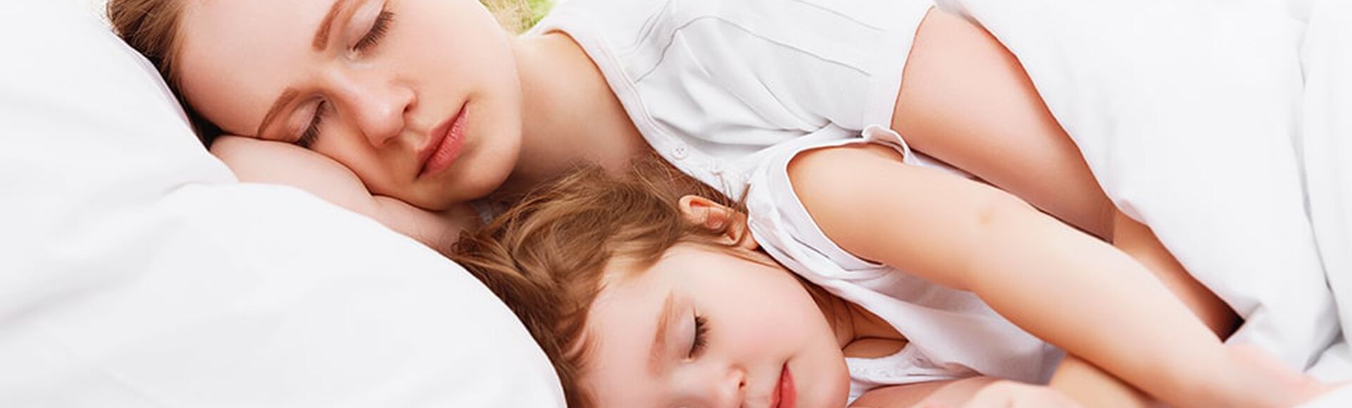 Madre e hija durmiendo